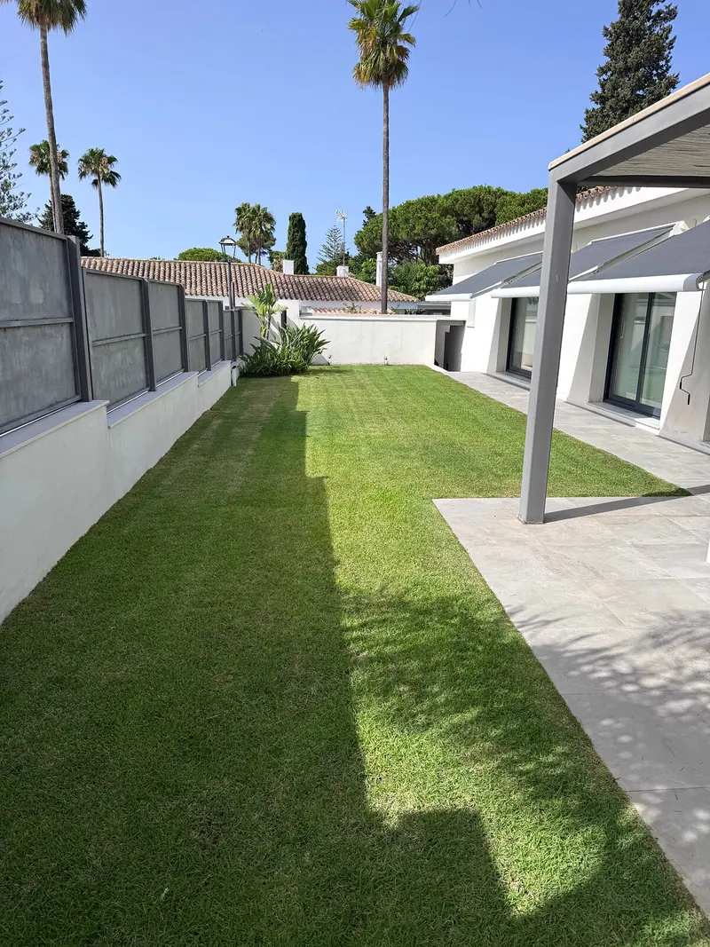 Césped natural rayado y bien cuidado en un chalet de Vistahermosa